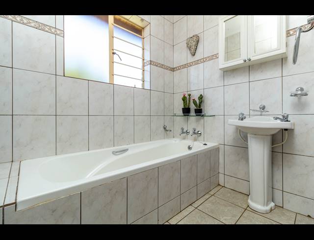 4 BEDROOM FREEHOLD FOR SALE IN BRANDVLEI AH